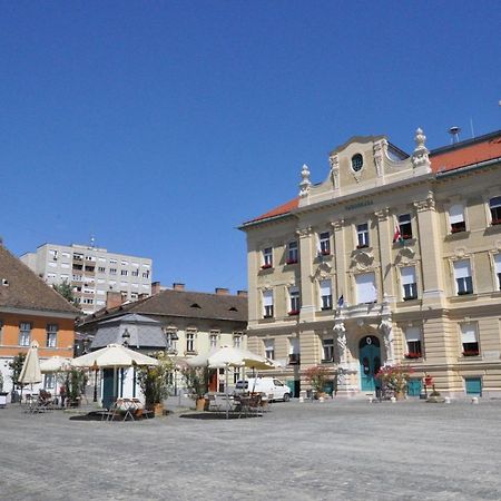 Stylish Historic Flat For 4 In Heart Of Oldbuda Budapesta Exterior foto