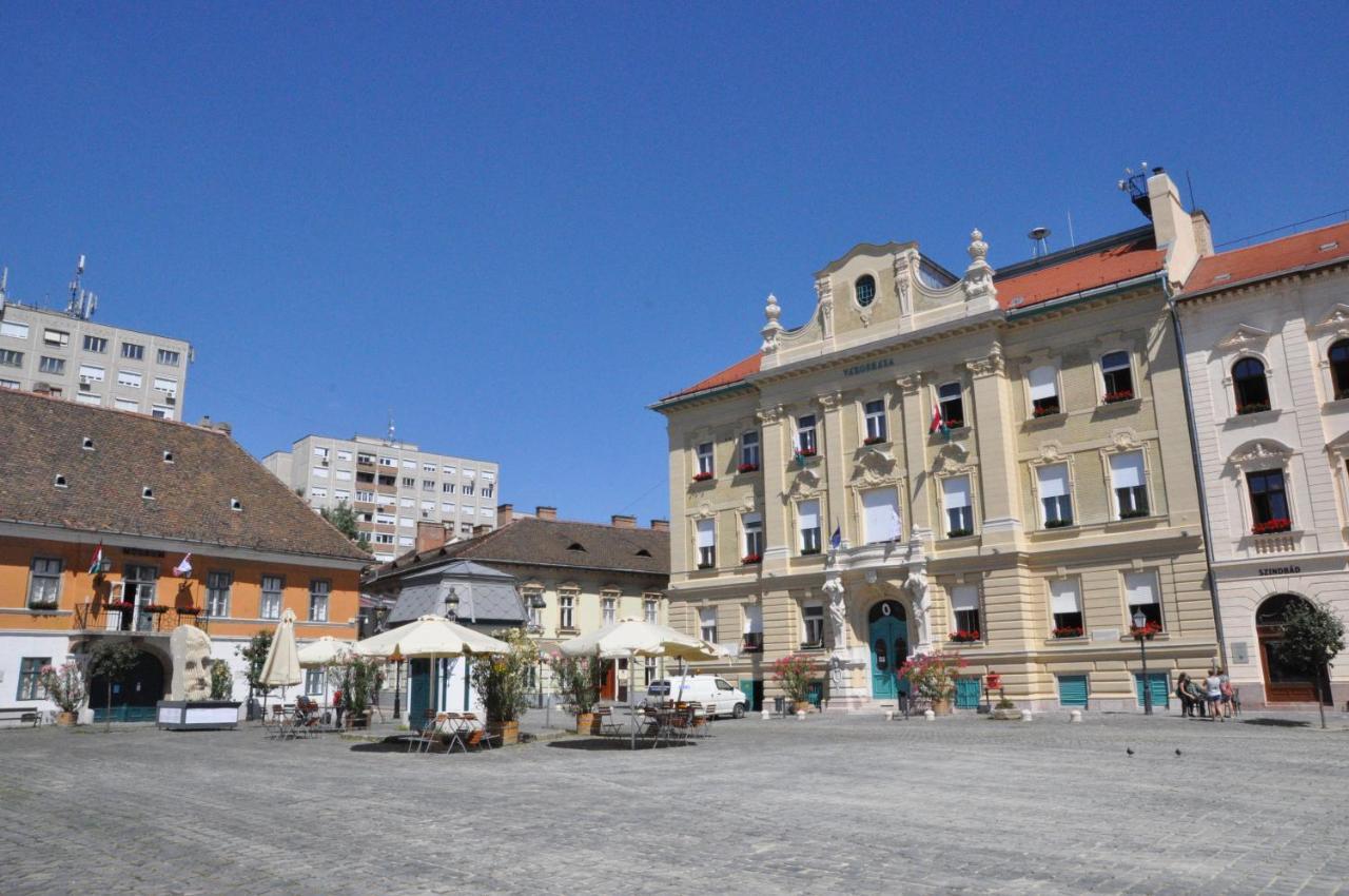 Stylish Historic Flat For 4 In Heart Of Oldbuda Budapesta Exterior foto