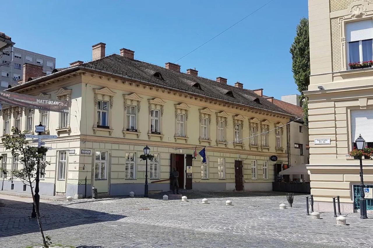 Stylish Historic Flat For 4 In Heart Of Oldbuda Budapesta Exterior foto